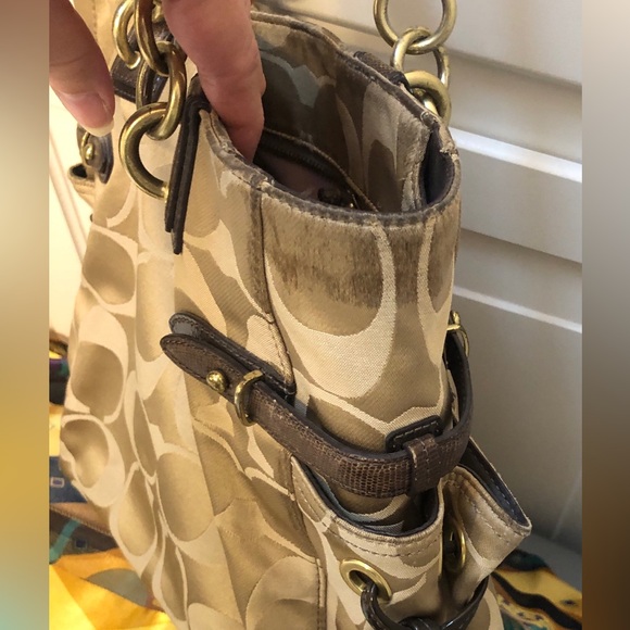 Coach Shoulder Bag Vintage, still beautiful!Gold accents make this Stunning bag! - Picture 9 of 16